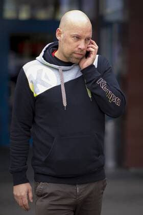 Axel Kromer mit Handy Smartphone in der Hand bei der Abreise. Abreise der deutschen Nationalmannschaft nach Varazdin, Vorrunde, Handball, EHF Euro 2018, 18.01.18 Zagreb Zagreb Croatia Arena Copyright: xAgentur54Gradx xFelixxKoenigx