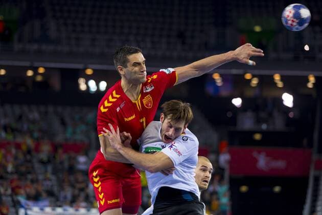 Kiril Lazarov (Nr. 7, Mazedonien) gegen Uwe Gensheimer (Nr. 3, Deutschland) und Maximilian Janke (Nr. 26, Deutschland). Deutschland - Mazedonien, Vorrunde, Handball, EHF Euro 2018, 17.01.18 Zagreb Zagreb Croatia Arena Copyright: xAgentur54Gradx xFelixxKoenigx