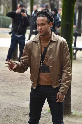 Bilder des Tages - SPORT Neymar - Defile Homme Printemps-Ete 2018 Louis Vuitton dans le Domaine du Palais Royal a Paris CELEBRITES : Arrivees au Defile Homme Printemps-Ete 2018 Louis Vuitton - Paris - 18 01 2018 LionelUrman Panoramic 