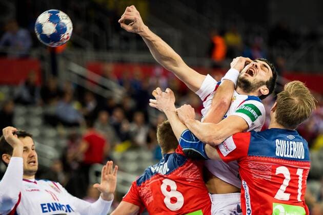 Themen der Woche - SPORT Bilder des Tages - SPORT Handball, EM, Serbien - Norwegen 180118 Norges Bjarte Myrhol, Serbiens Petar Nenadic och Norges Magnus Gullerud under handbollsmatchen mellan Serbien och Norge under Handbolls-EM 2018 den 18 januari 2018 i Zagreb. Copyright: LUDVIGxTHUNMAN BB180118LT067