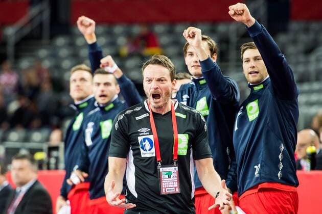 180118 Norges förbundskapten Christian Berge jublar under handbollsmatchen mellan Serbien och Norge under Handbolls-EM 2018 den 18 januari 2018 i Zagreb. Copyright: LUDVIGxTHUNMAN BB180118LT073