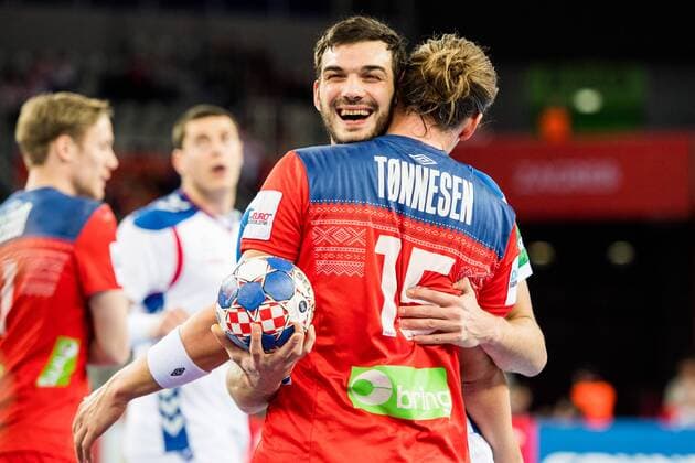 180118 Serbiens Dobrivoje Markovic och Norges Kent Robin Tonnesen under handbollsmatchen mellan Serbien och Norge under Handbolls-EM 2018 den 18 januari 2018 i Zagreb. Copyright: LUDVIGxTHUNMAN BB180118LT075