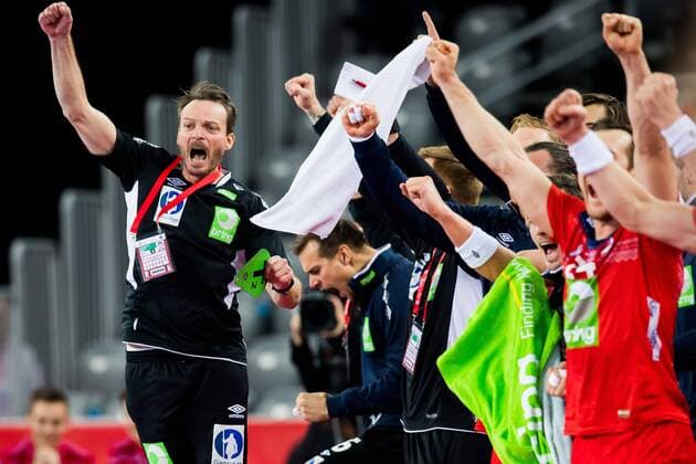 180118 Norges förbundskapten Christian Berge jublar under handbollsmatchen mellan Serbien och Norge under Handbolls-EM 2018 den 18 januari 2018 i Zagreb. Copyright: LUDVIGxTHUNMAN BB180118LT099