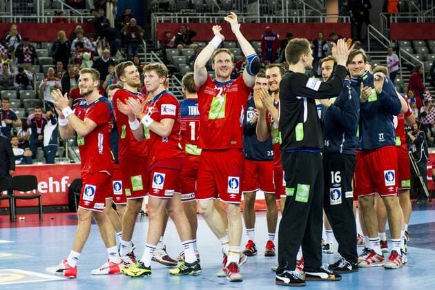 Bilder des Tages - SPORT 180118 Norges Magnus Gullerud tackar publiken med lagkamraterna efter handbollsmatchen mellan Serbien och Norge under Handbolls-EM 2018 den 18 januari 2018 i Zagreb. Copyright: LUDVIGxTHUNMAN BB180118LT101
