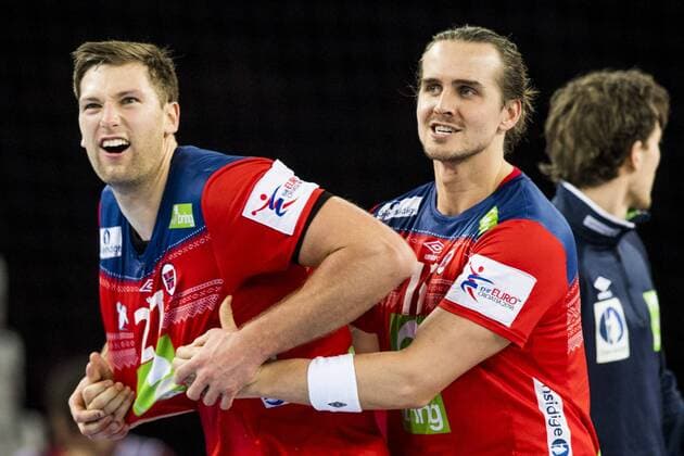 180118 Norges Harald Reinkind och Kent Robin T¿nnesen jublar efter segern i handbollsmatchen mellan Serbien och Norge under Handbolls-EM 2018 den 18 januari 2018 i Zagreb. Copyright: LUDVIGxTHUNMAN BB180118LT104
