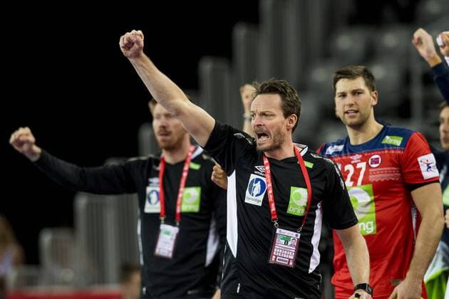 180118 Norges förbundskapten Christian Berge jublar under handbollsmatchen mellan Serbien och Norge under Handbolls-EM 2018 den 18 januari 2018 i Zagreb. Copyright: LUDVIGxTHUNMAN BB180118LT165