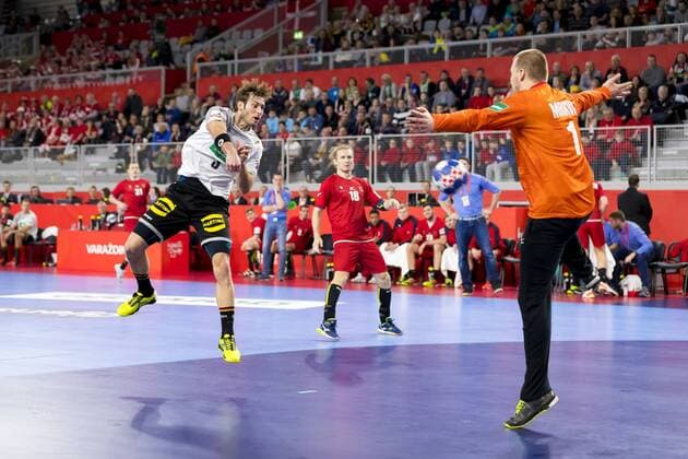 Uwe Gensheimer (Nr. 3, Deutschland) im Konter gegen Tomas Mrkva (Nr. 1, Tschechien). Deutschland - Tschechien, Hauptrunde, Handball, EHF Euro 2018, 19.01.18 Varazdin Varazdin Croatia Arena Varazdin Copyright: xAgentur54Gradx xFelixxKoenigx