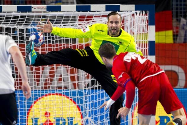 Ondrej Zdrahala (Nr. 27, Tschechien) trifft einen Siebenmeterversuch gegen Torhueter Silvio Heinevetter (Nr. 12, Deutschland). Deutschland - Tschechien, Hauptrunde, Handball, EHF Euro 2018, 19.01.18 Varazdin Varazdin Croatia Arena Varazdin Copyright: xAgentur54Gradx xFelixxKoenigx