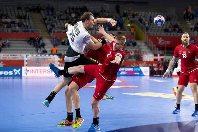 Kai Haefner (Nr. 25, Deutschland) gegen Leos Strovsky (Nr. 23, Tschechien) und Jakub Hrstka (Nr. 2, Tschechien). Deutschland - Tschechien, Hauptrunde, Handball, EHF Euro 2018, 19.01.18 Varazdin Varazdin Croatia Arena Varazdin Copyright: xAgentur54Gradx xFelixxKoenigx
