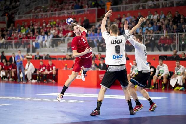 Stanislav Kasparek (Nr. 17, Tschechien) geegn Finn Lemke (Nr. 6, Deutschland) und Hendrik Pekeler (Nr. 13, Deutschland). Deutschland - Tschechien, Hauptrunde, Handball, EHF Euro 2018, 19.01.18 Varazdin Varazdin Croatia Arena Varazdin Copyright: xAgentur54Gradx xFelixxKoenigx