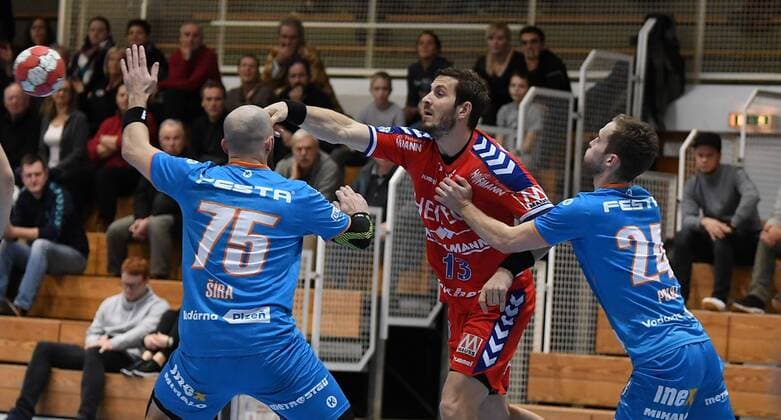 19.01.2018 - Handball - Saison 2017 2018 - Testspiel - Freundschaftsspiel : HC Erlangen HCE - Talent Pilsen Plzen - - Jakub Sira (75, Talent MAT Pilsen Plzen ) Michael Haaß Haass (13, HC Erlangen HCE )David Poloz (24, Talent MAT Pilsen Plzen )