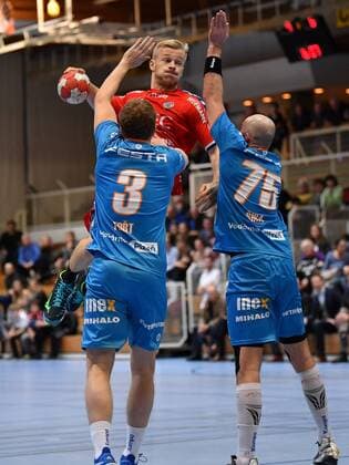 19.01.2018 - Handball - Saison 2017 2018 - Testspiel - Freundschaftsspiel : HC Erlangen HCE - Talent Pilsen Plzen - - Andreas Schröder (71, HC Erlangen ) gegen Jiri Fort (3, Talent MAT Pilsen Plzen ) Jakub Sira (75, Talent MAT Pilsen Plzen )