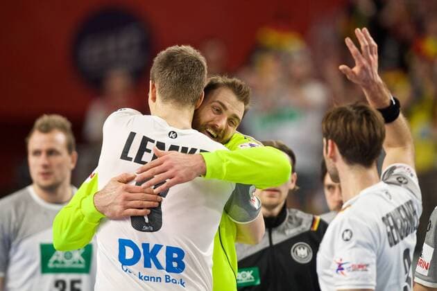 Bilder des Tages Handball Varazdin 19.01.2018 Europameisterschaft Herren Männer Euro Europameisterschaften Zwischenrunde Deutschland (GER) - Tschechien (CZE) Andreas Wolff (Deutschland, TW, No.33) Finn Lemke (Deutschland, No.06) Jubel