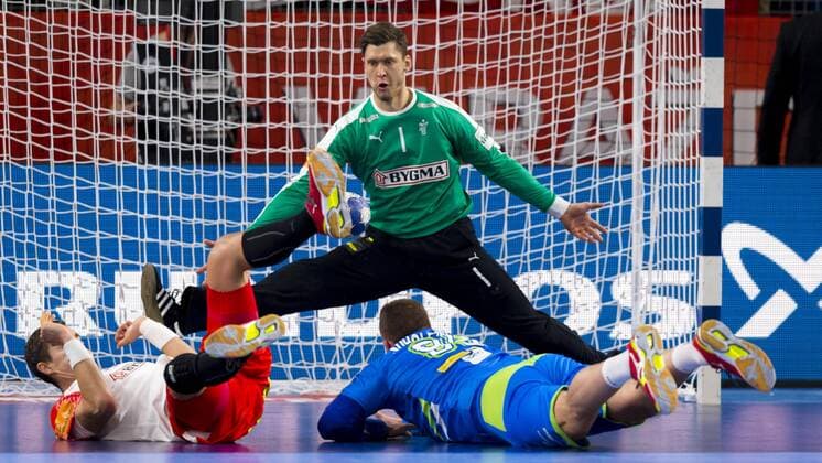 Matic Suholeznik (Nr. 95, Slowenien) gegen Casper Mortensen (Nr. 6, Daenemark) und Niklas Landin Jacobsen (Nr. 1, Daenemark). Slowenien - Daenemark, Hauptrunde, Handball, EHF Euro 2018, 19.01.18 Varazdin Varazdin Croatia Arena Varazdin Copyright: xAgentur54Gradx xFelixxKoenigx
