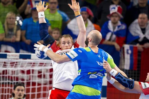 Vid Kavticnik (Nr. 7, Slowenien) gegen Rene Toft Hansen (Nr. 19, Daenemark). Slowenien - Daenemark, Hauptrunde, Handball, EHF Euro 2018, 19.01.18 Varazdin Varazdin Croatia Arena Varazdin Copyright: xAgentur54Gradx xFelixxKoenigx