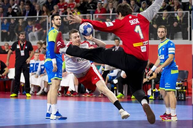 Michael Damgaard Nielsen (Nr. 27, Daenemark) gegen Torhueter Matevz Skok (Nr. 1, Slowenien). Slowenien - Daenemark, Hauptrunde, Handball, EHF Euro 2018, 19.01.18 Varazdin Varazdin Croatia Arena Varazdin Copyright: xAgentur54Gradx xFelixxKoenigx