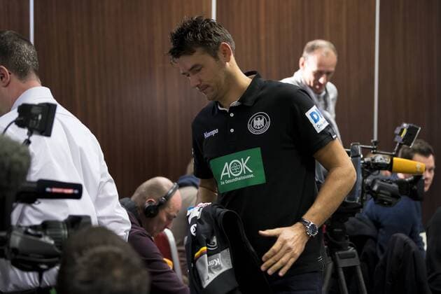Trainer Christian Prokop nimmt seine Jacke und verlaesst die Pressekonferenz. Medientermin der deutschen Nationalmannschaft, Hauptrunde, Handball, EHF Euro 2018, 20.01.18 Varazdin Varazdin Croatia Arena Varazdin Copyright: xAgentur54Gradx xFelixxKoenigx