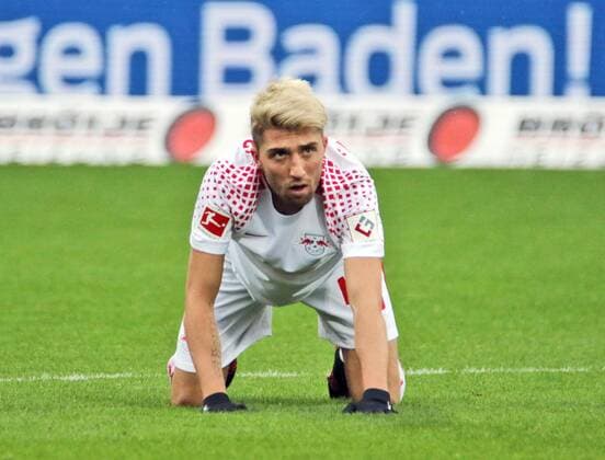 Themen der Woche - SPORT Am Boden: Kevin Kampl (Leipzig) 1. BL: 17-18 - 19. Spieltag - SC Freiburg vs. RB Leipzig Freiburg Copyright: xHahnex Eibner-Pressefotox EP_joha