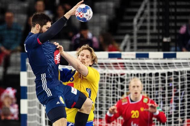 180120 Sveriges Jesper Nielsen och Frankrikes Nikola Karabatic under handbollsmatchen mellan Sverige och Frankrike under Handbolls-EM 2018 den 20 januari 2018 i Zagreb. Copyright: LUDVIGxTHUNMAN BB180120LT010