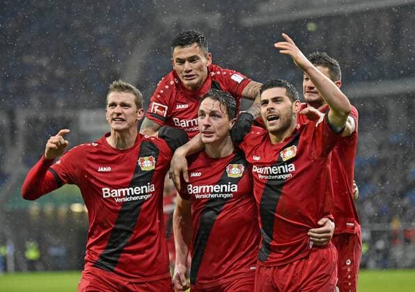 TOR zum 0:2 durch Julian Baumgartlinger Bayer 04 Leverkusen Torjubel (Mitte) mit Sven Bender Bayer 04 Leverkusen Kevin Volland Bayer 04 Leverkusen TSG 1899 Hoffenheim vs Bayer 04 Leverkusen 20.01.2018 TSG 1899 Hoffenheim vs Bayer 04 Leverkusen *** GATEWAY to the 0 2 by Julian Baumgartlinger Bayer 04 Leverkusen gate JUBEL middle with Sven Bender Bayer 04 Leverkusen Kevin Volland Bayer 04 Leverkusen TSG 1899 Hoffenheim vs Bayer 04 Leverkusen 20 01 2018 TSG 1899 Hoffenheim vs Bayer 04 Leverkusen