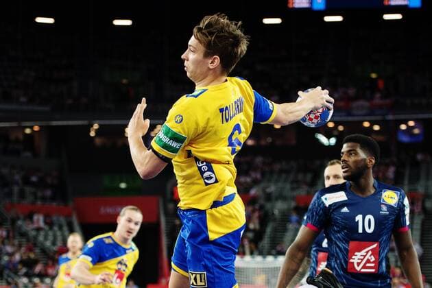 180120 Sveriges Jerry Tollbring skjuter under handbollsmatchen mellan Sverige och Frankrike under Handbolls-EM 2018 den 20 januari 2018 i Zagreb. Copyright: LUDVIGxTHUNMAN BB180120LT013