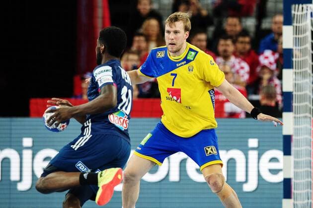 180120 Frankrikes Dika Mem mot försvarande Sveriges Max Darj under handbollsmatchen mellan Sverige och Frankrike under Handbolls-EM 2018 den 20 januari 2018 i Zagreb. Copyright: LUDVIGxTHUNMAN BB180120LT015