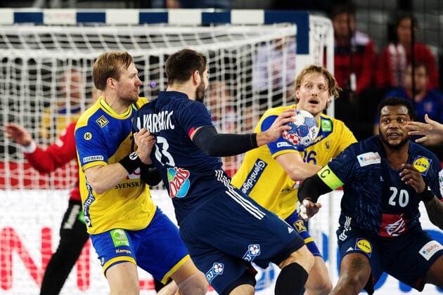 180120 Sveriges Max Darj och Jesper Nielsen försvarar mot Frankrikes Nikola Karabatic och Cedric Sorhaindo under handbollsmatchen mellan Sverige och Frankrike under Handbolls-EM 2018 den 20 januari 2018 i Zagreb. Copyright: LUDVIGxTHUNMAN BB180120LT016