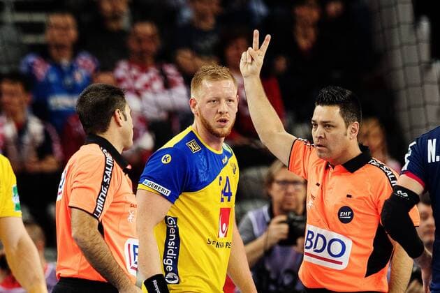 180120 Sveriges Jim Gottfridsson far 2 minuter utvisning under handbollsmatchen mellan Sverige och Frankrike under Handbolls-EM 2018 den 20 januari 2018 i Zagreb. Copyright: LUDVIGxTHUNMAN BB180120LT022
