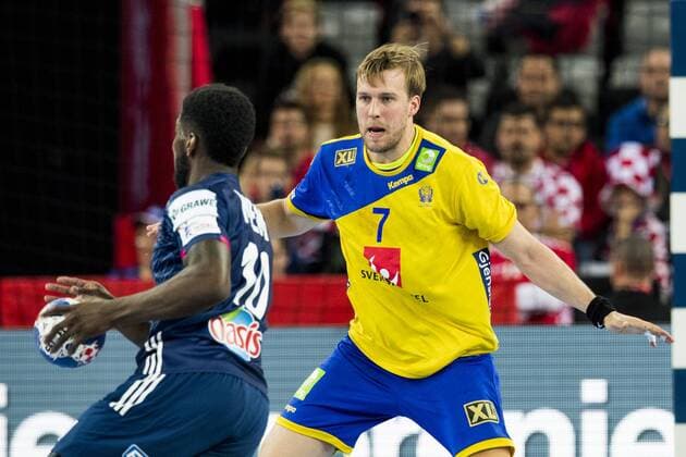 180120 Frankrikes Dika Mem och Sveriges Max Darj under handbollsmatchen mellan Sverige och Frankrike under Handbolls-EM 2018 den 20 januari 2018 i Zagreb. Copyright: LUDVIGxTHUNMAN BB180120LT032