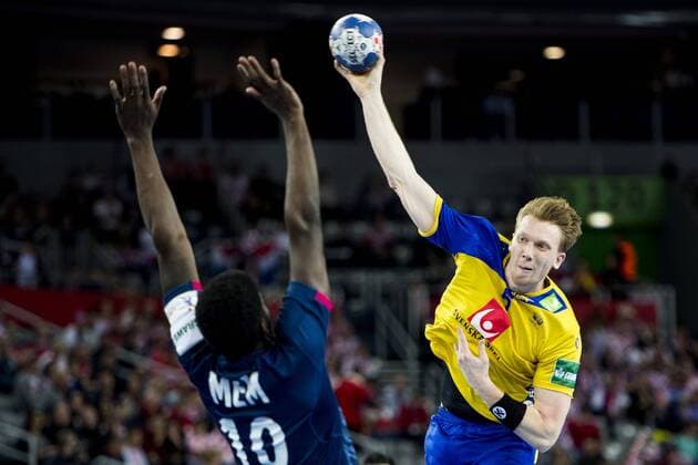 180120 Sveriges Simon Jeppsson och Frankrikes Dika Mem under handbollsmatchen mellan Sverige och Frankrike under Handbolls-EM 2018 den 20 januari 2018 i Zagreb. Copyright: LUDVIGxTHUNMAN BB180120LT036