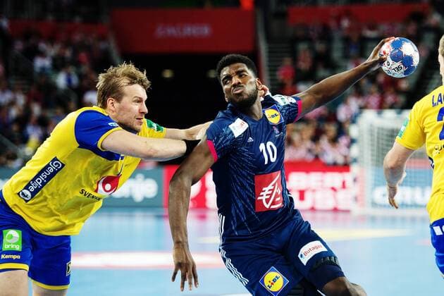 180120 Sveriges Max Darj försvarar mot Frankrikes Dika Mem under handbollsmatchen mellan Sverige och Frankrike under Handbolls-EM 2018 den 20 januari 2018 i Zagreb. Copyright: LUDVIGxTHUNMAN BB180120LT051