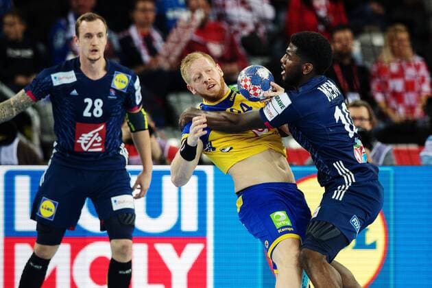 180120 Jim Gottfridsson i närkamp med Frankrikes Dika Mem under handbollsmatchen mellan Sverige och Frankrike under Handbolls-EM 2018 den 20 januari 2018 i Zagreb. Copyright: LUDVIGxTHUNMAN BB180120LT055