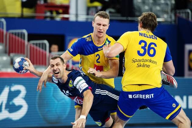 180120 Frankrikes Michael Guigou och Sveriges Philip Henningsson samt Jesper Nielsen under handbollsmatchen mellan Sverige och Frankrike under Handbolls-EM 2018 den 20 januari 2018 i Zagreb. Copyright: LUDVIGxTHUNMAN BB180120LT056