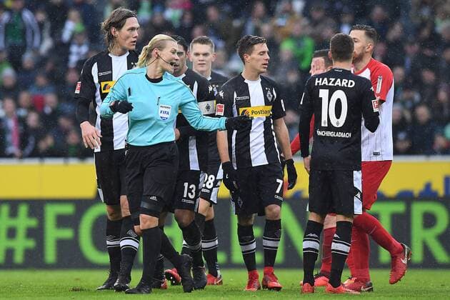 Themen der Woche - SPORT Fußball 1. Bundesliga 19. Spieltag Borussia Mönchengladbach - FC Augsburg am 20.01.2018 im Borussia-Park in Mönchengladbach FIFA-Schiedsrichterin Bibiana Steinhaus, vorne *** Football 1 19 Bundesliga Matchday Borussia Mönchengladbach FC Augsburg on May 20 01 2018 in the Borussia Park in Mönchengladbach FIFA referee Bibiana Steinhaus front xRx