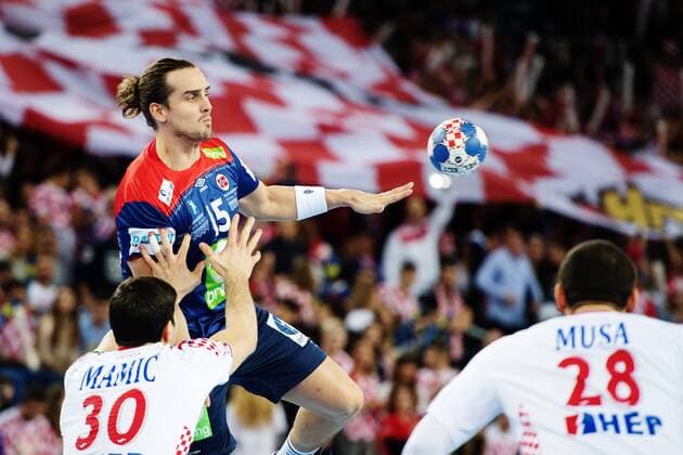 180120 Norges Kent Robin Tonnesen hoppar mot Kroatiens Marko Mamic under handbollsmatchen mellan Kroatien och Norge under Handbolls-EM 2018 den 20 januari 2018 i Zagreb. Copyright: LUDVIGxTHUNMAN BB180120LT106