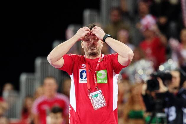 180120 Norges förbundskapten Christian Berge deppar under handbollsmatchen mellan Kroatien och Norge under Handbolls-EM 2018 den 20 januari 2018 i Zagreb. Copyright: LUDVIGxTHUNMAN BB180120LT115