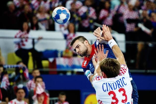 180120 Norges Eivind Tangen mot Kroatiens Luka Cindric under handbollsmatchen mellan Kroatien och Norge under Handbolls-EM 2018 den 20 januari 2018 i Zagreb. Copyright: LUDVIGxTHUNMAN BB180120LT117