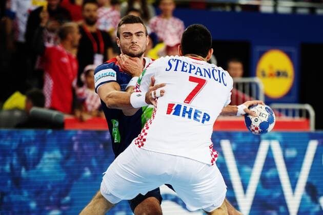 180120 Norges Eivind Tangen mot Kroatiens Luka Stepancic under handbollsmatchen mellan Kroatien och Norge under Handbolls-EM 2018 den 20 januari 2018 i Zagreb. Copyright: LUDVIGxTHUNMAN BB180120LT119