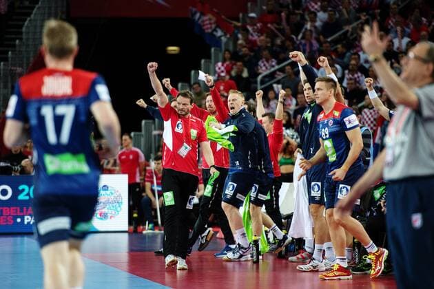 180120 Norges spelare och ledare jublar pa bänken under handbollsmatchen mellan Kroatien och Norge under Handbolls-EM 2018 den 20 januari 2018 i Zagreb. Copyright: LUDVIGxTHUNMAN BB180120LT120