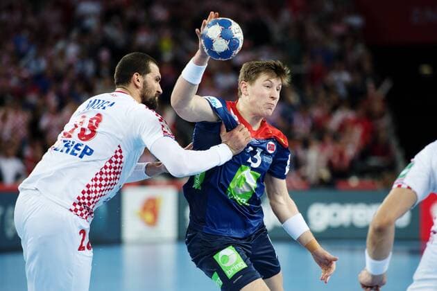 180120 Kroatiens Zeljko Musa och Norges Goran Johannessen under handbollsmatchen mellan Kroatien och Norge under Handbolls-EM 2018 den 20 januari 2018 i Zagreb. Copyright: LUDVIGxTHUNMAN BB180120LT122