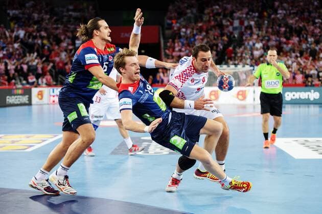 180120 Norges Kristian Bjornsen faller i kamp med Kroatiens Igor Vori under handbollsmatchen mellan Kroatien och Norge under Handbolls-EM 2018 den 20 januari 2018 i Zagreb. Copyright: LUDVIGxTHUNMAN BB180120LT142