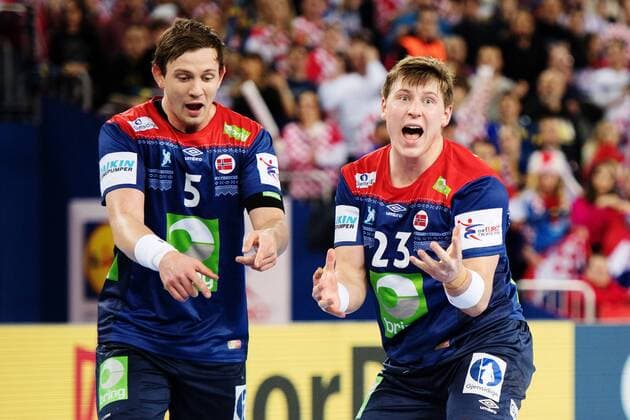 180120 Norges Sander Sagosen och Goran Johannessen reagerar pa ett domslut under handbollsmatchen mellan Kroatien och Norge under Handbolls-EM 2018 den 20 januari 2018 i Zagreb. Copyright: LUDVIGxTHUNMAN BB180120LT143