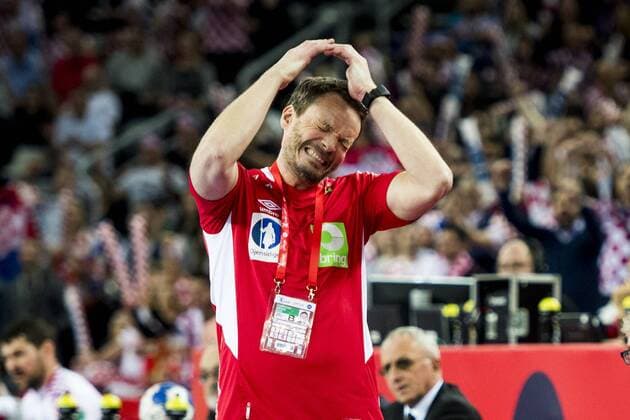180120 Norges förbundskapten Christian Berge deppar under handbollsmatchen mellan Kroatien och Norge under Handbolls-EM 2018 den 20 januari 2018 i Zagreb. Copyright: LUDVIGxTHUNMAN BB180120LT184