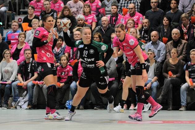Ann-Kristin Roller (VfL Oldenburg 32) gegen Julia Behnke (TusSis Metzingen 93) und Marlene Zapf (TusSis Metzingen 2) TusSies Metzingen,Handball,Ligaspiel,20.01.2018, Foto:TBaur Eibner Metzingen Copyright: xEIBNER Tobias_Baurx EP_TBR