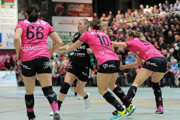 Kim Birke (VfL Oldenburg 5) gegen Marija Obradovic (TusSis Metzingen 51) und Anna Loerper (TusSis Metzingen 10) TusSies Metzingen,Handball,Ligaspiel,20.01.2018, Foto:TBaur Eibner Metzingen Copyright: xEIBNER Tobias_Baurx EP_TBR