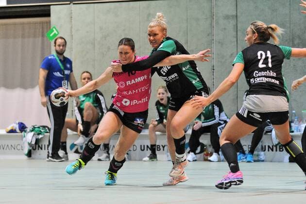 Anna Loerper (TusSis Metzingen 10) gegen Simone Spur Petersen (VfL Oldenburg 10) TusSies Metzingen,Handball,Ligaspiel,20.01.2018, Foto:TBaur Eibner Metzingen Copyright: xEIBNER Tobias_Baurx EP_TBR