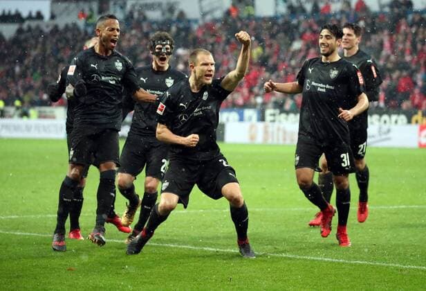 Themen der Woche - SPORT Bilder des Tages - SPORT 1. FSV Mainz 05 - VfB Stuttgart Deutschland, Mainz, 20.01.2018, Fussball, Bundesliga, Saison 2017 2018, 19. Spieltag, 1. FSV Mainz 05 - VfB Stuttgart (3:2): Holger Badstuber (VfB Stuttgart); Jubel Tor 0:1 Badstuber. *** 1 FSV Mainz 05 VfB Stuttgart Germany Mainz 20 01 2018 football Bundesliga season 2017 2018-19 match day 1 FSV Mainz 05 VfB Stuttgart 3 2 Holger of Dick VfB Stuttgart Jubilee Gate 0 1 Badstuber