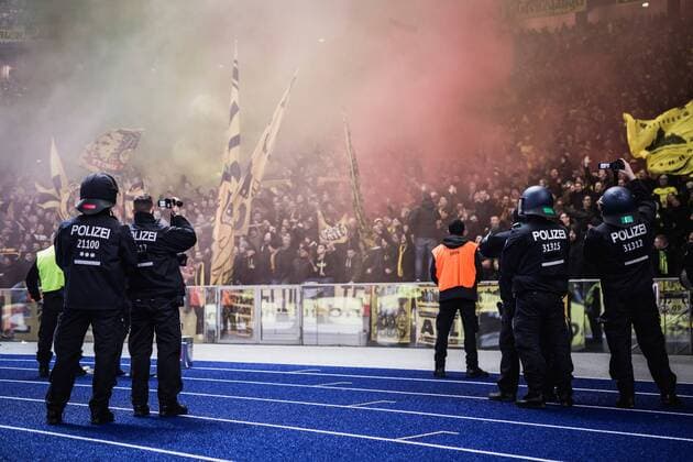Berlin, Germany, 19.01.2018: Polizisten beobachten Dortmunder Fans beim Spiel der Fußball Bundesliga zwischen Hertha BSC und BV Borussia Dortmund. *** Berlin Germany 19 01 2018 policemen watch Dortmund fans at the game of the football Bundesliga Hertha BSC with BV Borussia Dortmund