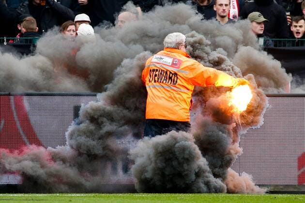 Themen der Woche - SPORT Bilder des Tages - SPORT Fußball, Pyrotechnik beim Spiel Royal Antwerpen - Club Brügge Illustration picture shows a steward throwing away a smoke bomb during the Jupiler Pro League match between Royal Antwerp FC and Club Brugge, in Antwerp, Sunday 21 January 2018, on the day 22 of the Jupiler Pro League, the Belgian soccer championship season 2017-2018. BRUNOxFAHY  x05280254x