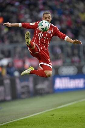 Themen der Woche - SPORT Bilder des Tages - SPORT Joshua Kimmich FC Bayern München am Ball akrobatisch FC Bayern München FCB vs SV Werder Bremen 21.01.2018 FC Bayern München FCB vs SV Werder Bremen *** Joshua Kimmich FC Bayern München on the ball acrobatic FC Bayern München FCB vs SV Werder Bremen 21 01 2018 FC Bayern München FCB vs SV Werder Bremen